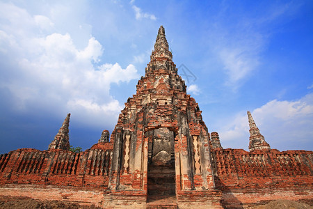 猜不猜素材泰国Ayutthaya历史公园的WatChaiwattatnaram对抗蓝天古老寺背景