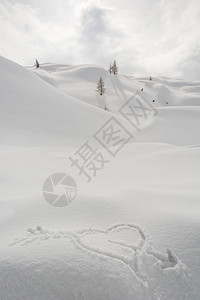 箭头刺穿了在雪地上画的心背景图片