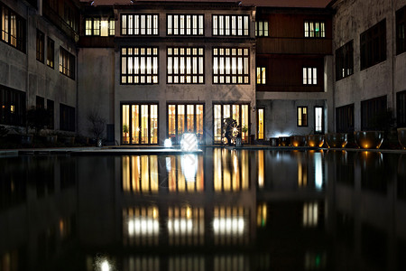 河边传统建筑夜景图片
