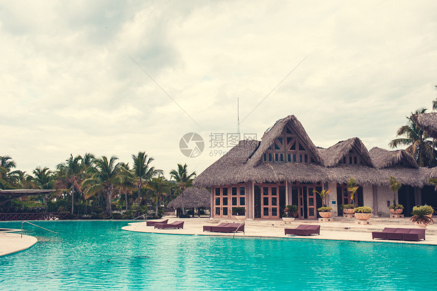室外度假村游泳池豪华酒店的游泳池靠近海边的豪华度图片
