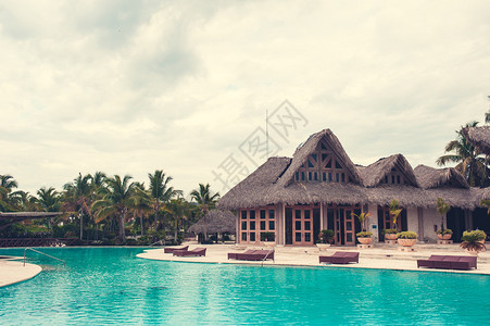 室外度假村游泳池豪华酒店的游泳池靠近海边的豪华度图片