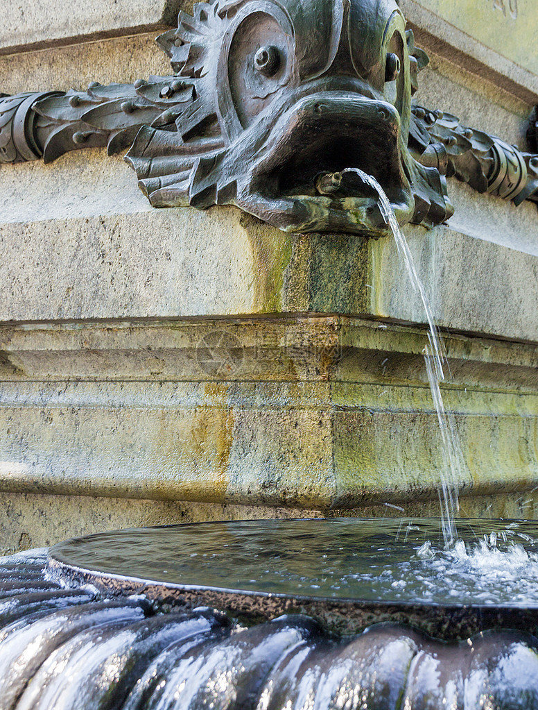 喷泉鱼鲤雕塑装饰花园图片
