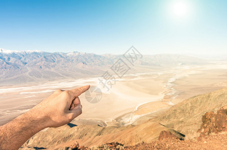 谷沙漠中的但丁峰图片