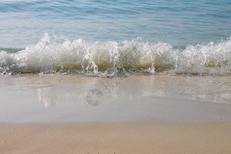 海浪在沙美岛RayongThailan的海滩上图片