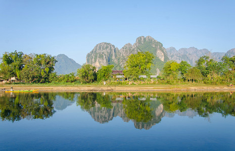 老挝万荣南宋河边的宁静景观背景图片