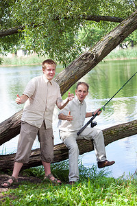 父亲和儿子一起钓鱼图片