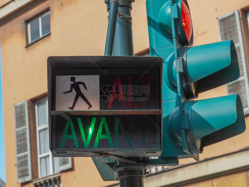 以绿色含义显示Avanti标志的行人交图片