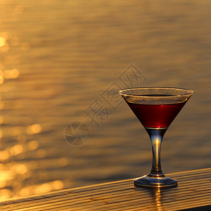 海上酒杯图片
