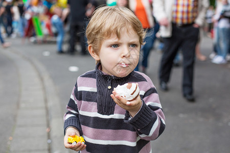 三岁的小男孩在户外游乐场吃甜食图片