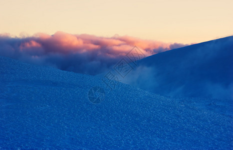 山中寒冷的早晨的抽象冬季景观图片