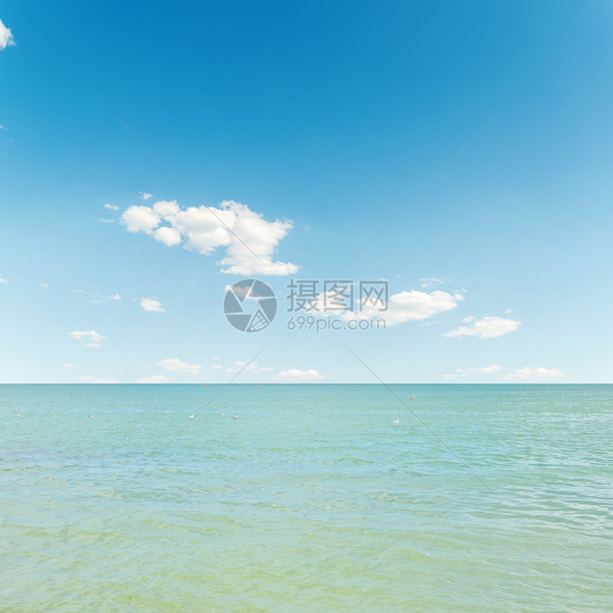 蓝色的大海和天空与云彩图片