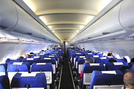 有乘客的飞机内部图片