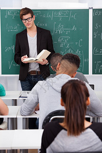 年轻教师在课堂上教大学生数学图片