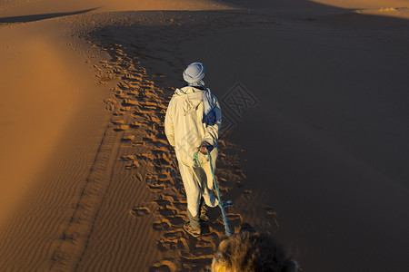 走在沙漠上的柏尔人图片