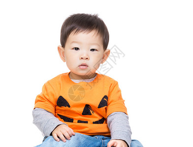 穿着万圣节服装的亚洲男婴图片
