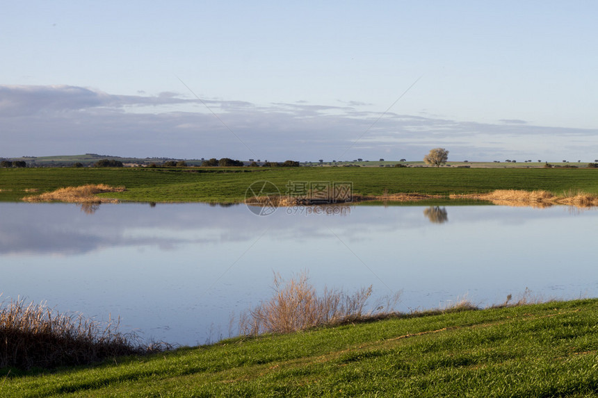 葡萄牙Alentejo地区春季乡村湖景色的美丽景象图片