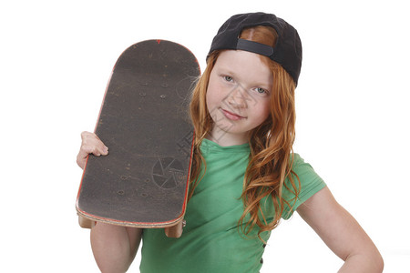 白背景滑板少女的肖像图片