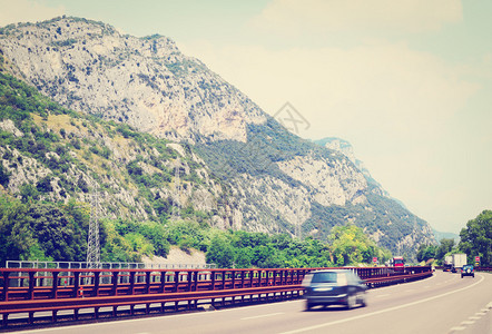 意大利阿尔卑斯山现代高速公路交通图片