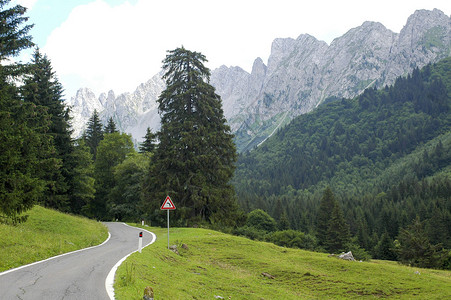 维翁山路意大利伦巴迪贝加莫背景图片