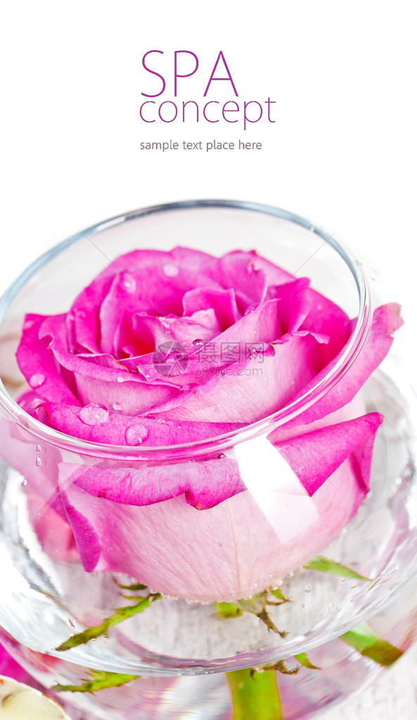 海盐玫瑰肥皂和白桌图片