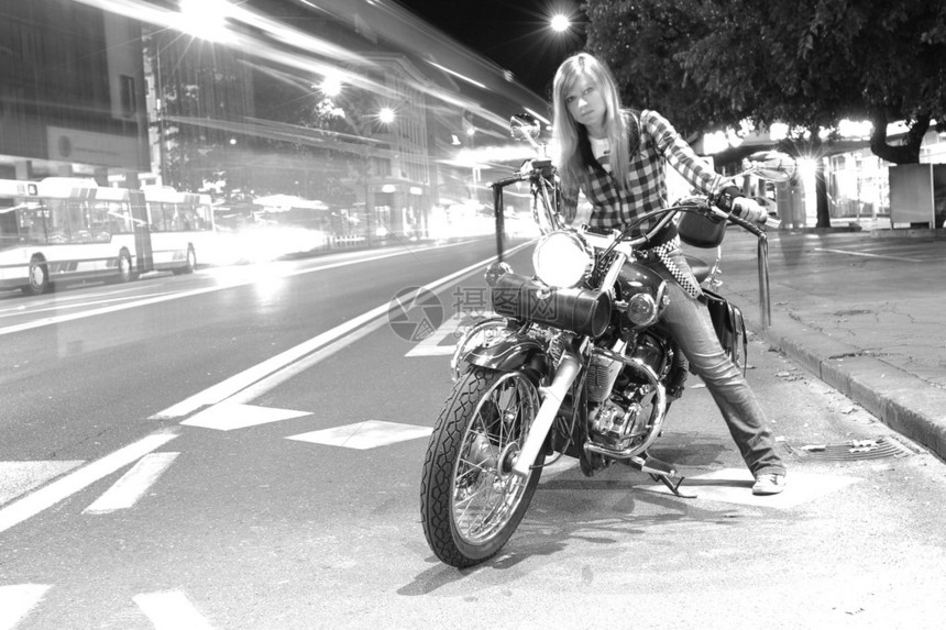 城市骑摩托车的漂亮女孩黑图片