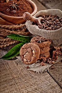 桌上的巧克力饼干和咖啡图片