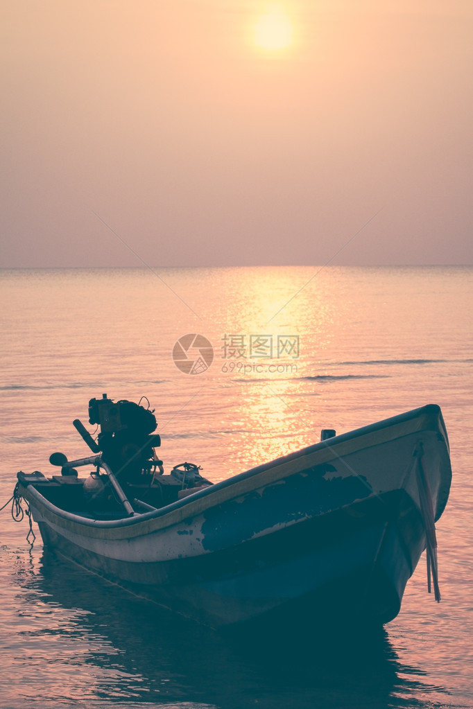 海洋和天空的红日落渔船漂浮图片