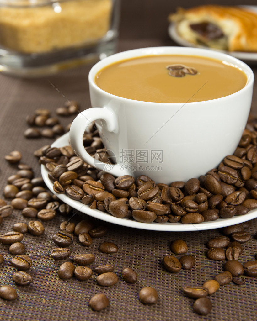 一杯咖啡背面含棕糖和法式巧克力牛图片