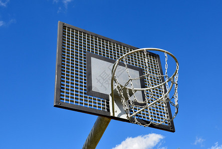 篮球框街球篮筐反对蓝天图片