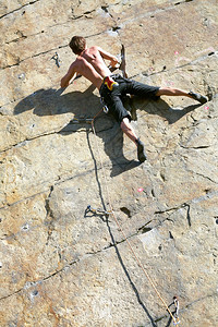 攀岩者攀登悬垂的悬崖图片