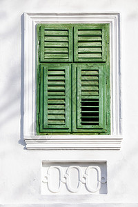 白墙上的老式绿色窗户图片