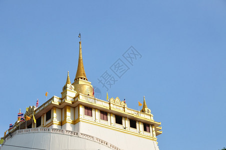 WatSaket寺的金山与蓝天图片