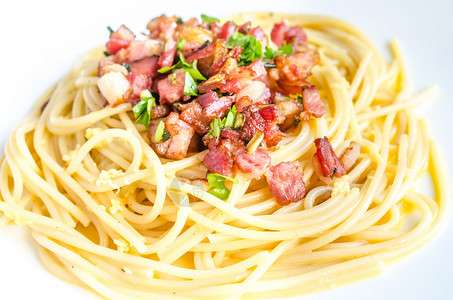 PastaCarbonara配培根和帕尔马干酪图片