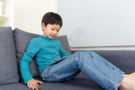亚洲小男孩在家里玩图片
