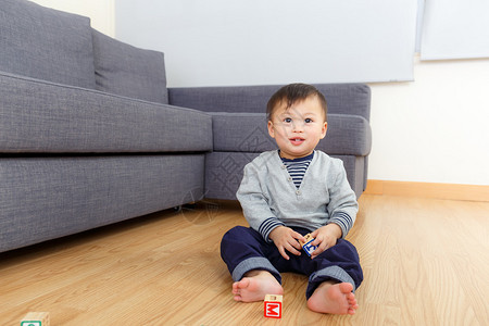 亚洲小男孩在家里玩具游戏图片