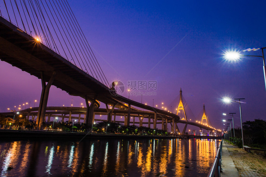 泰国曼谷拉玛9河边的夜间桥梁图片