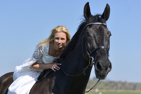 美丽的新娘骑马赶图片