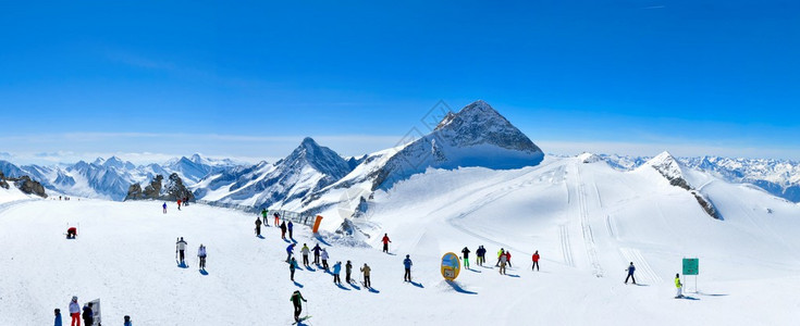 带滑雪机的阿尔卑斯山脉美图片