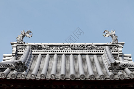 传统日本神庙屋顶对着蓝图片
