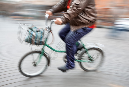 一个骑着小自行车的大男子的抽象形图片