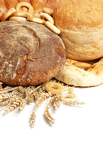 白色背景中的小麦和面包图片