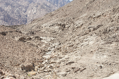 干旱沙漠环境中的落岩图片