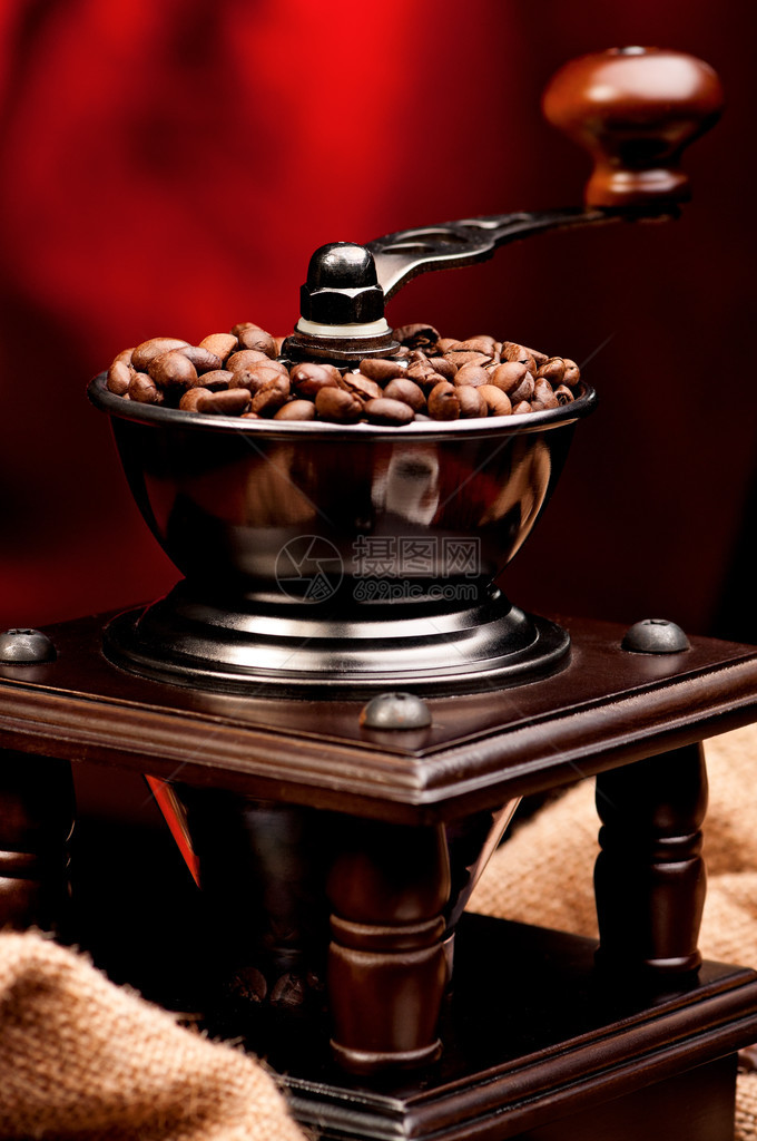含咖啡豆的手工咖啡研磨机图片