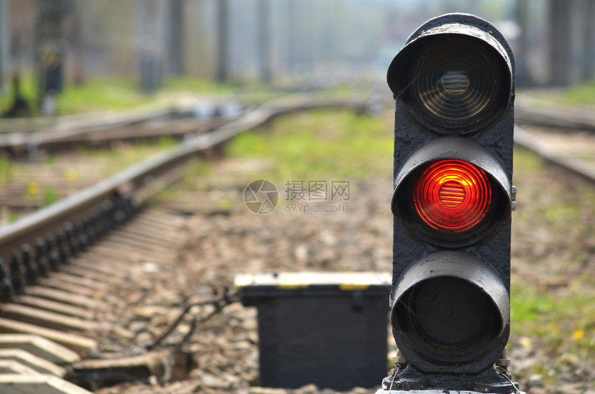 红绿灯在铁路上显示红色信号红灯图片