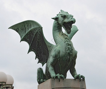 保护斯洛文尼亚卢布尔雅那龙桥的龙形雕像卢布尔雅那城徽图片