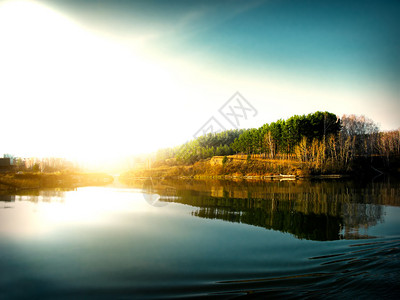 湖光与阳光的自然景观图片