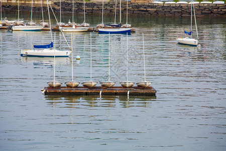 缅因州波特兰港口的六艘小帆船图片