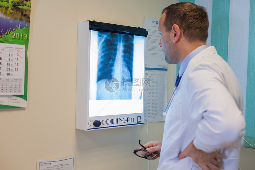 男医生检查医院脊柱的X光图片