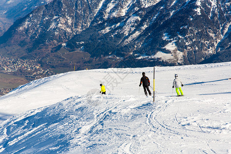 奥地利山区滑雪度假胜地BadGastein山丘上的BadG图片