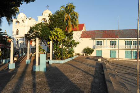 危地马拉Flores的殖民广场和教图片
